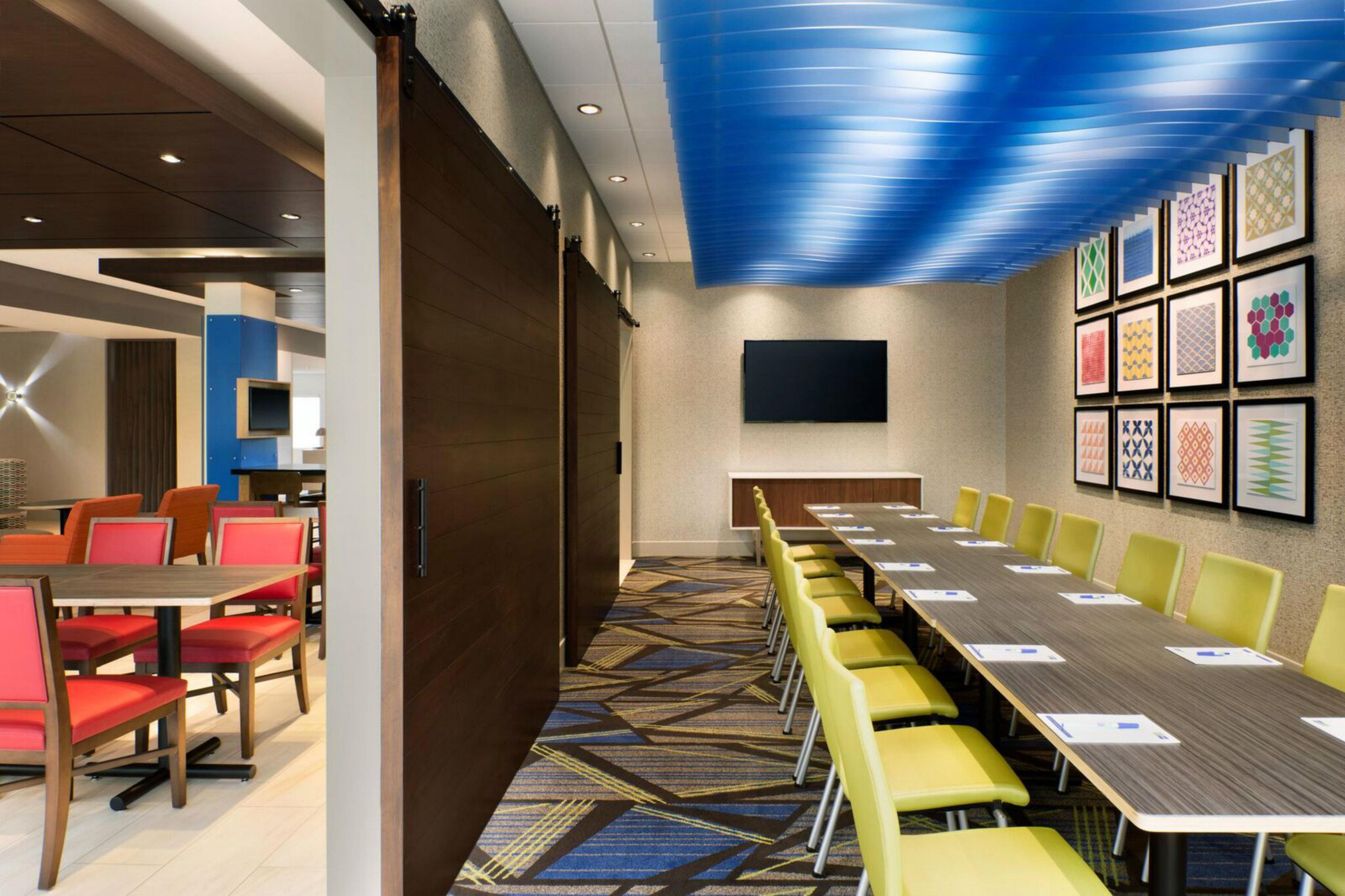 Holiday Inn Express & Suites - Detroit North - Roseville By Ihg Exterior photo