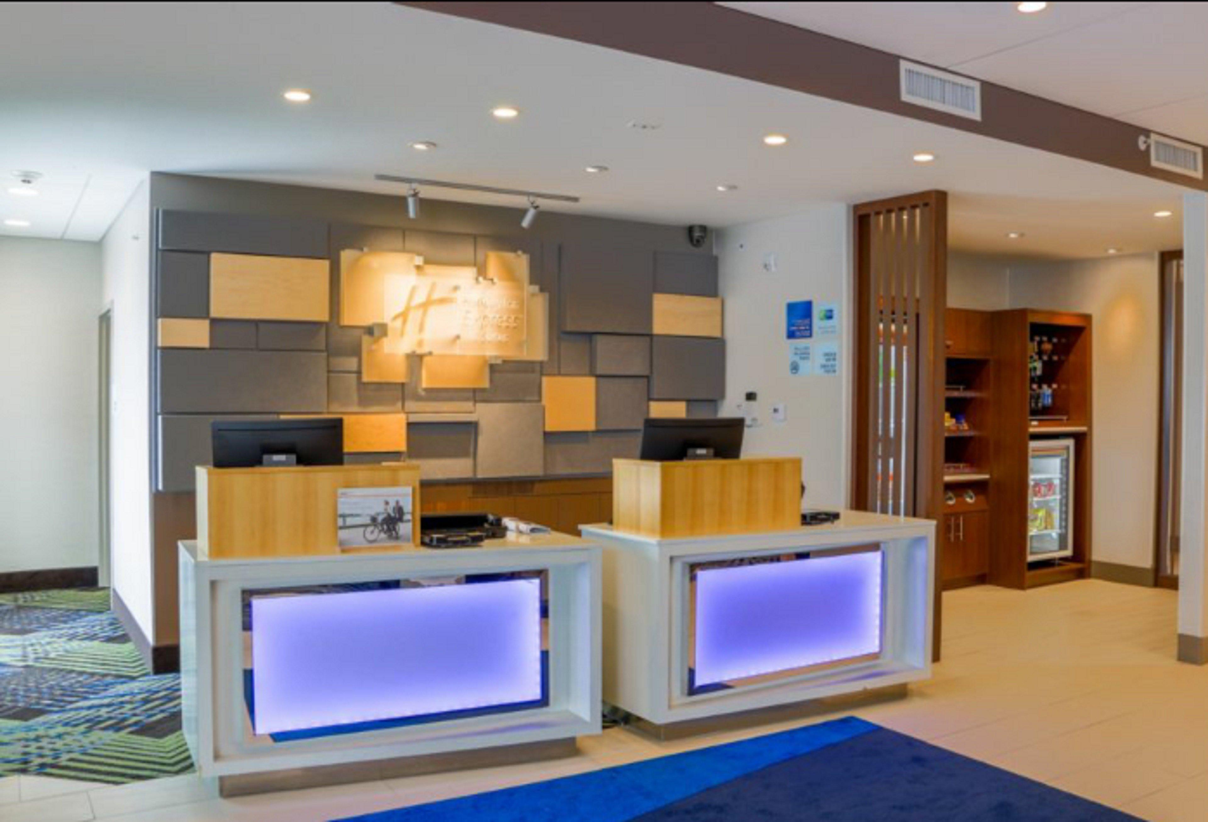 Holiday Inn Express & Suites - Detroit North - Roseville By Ihg Exterior photo