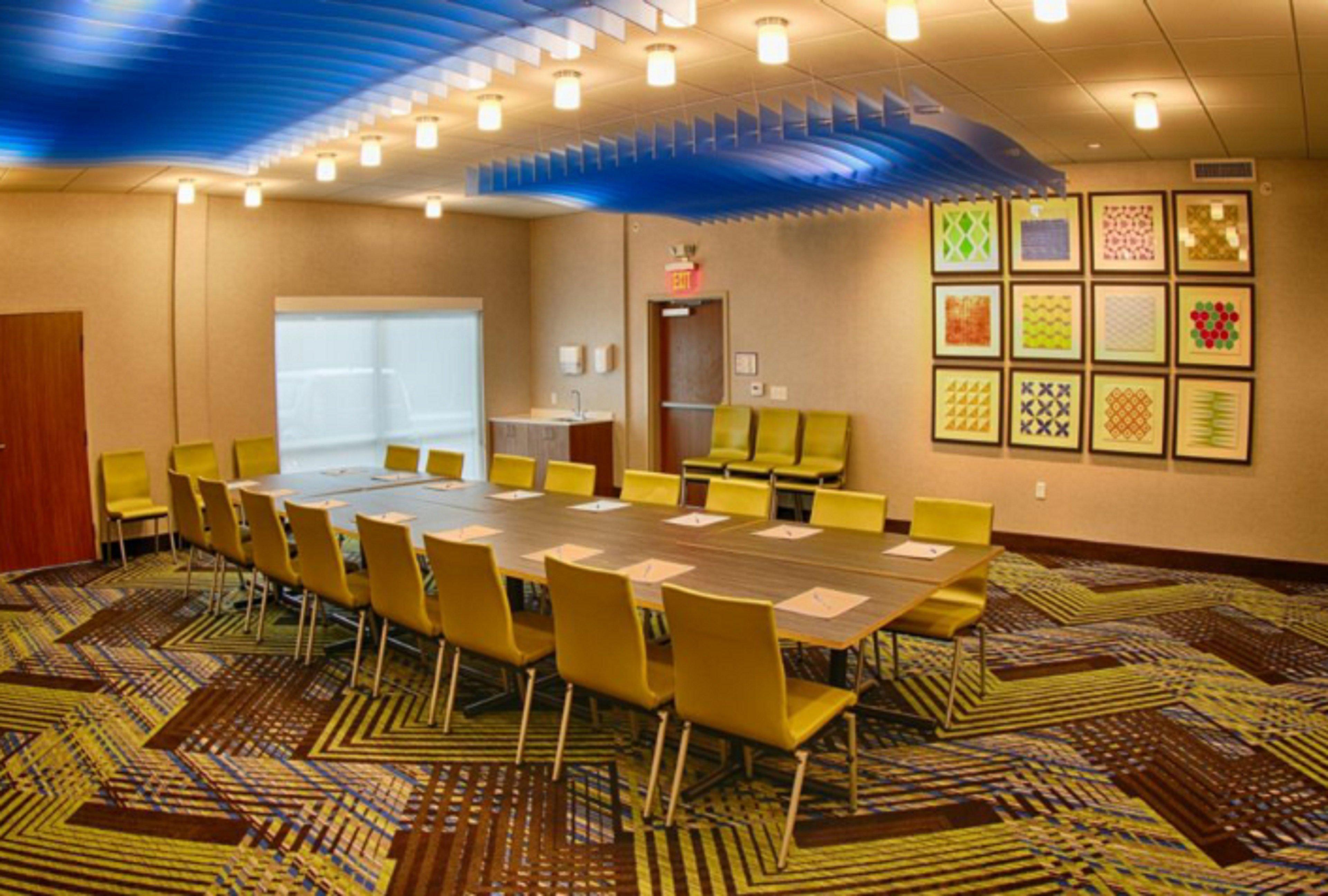 Holiday Inn Express & Suites - Detroit North - Roseville By Ihg Exterior photo
