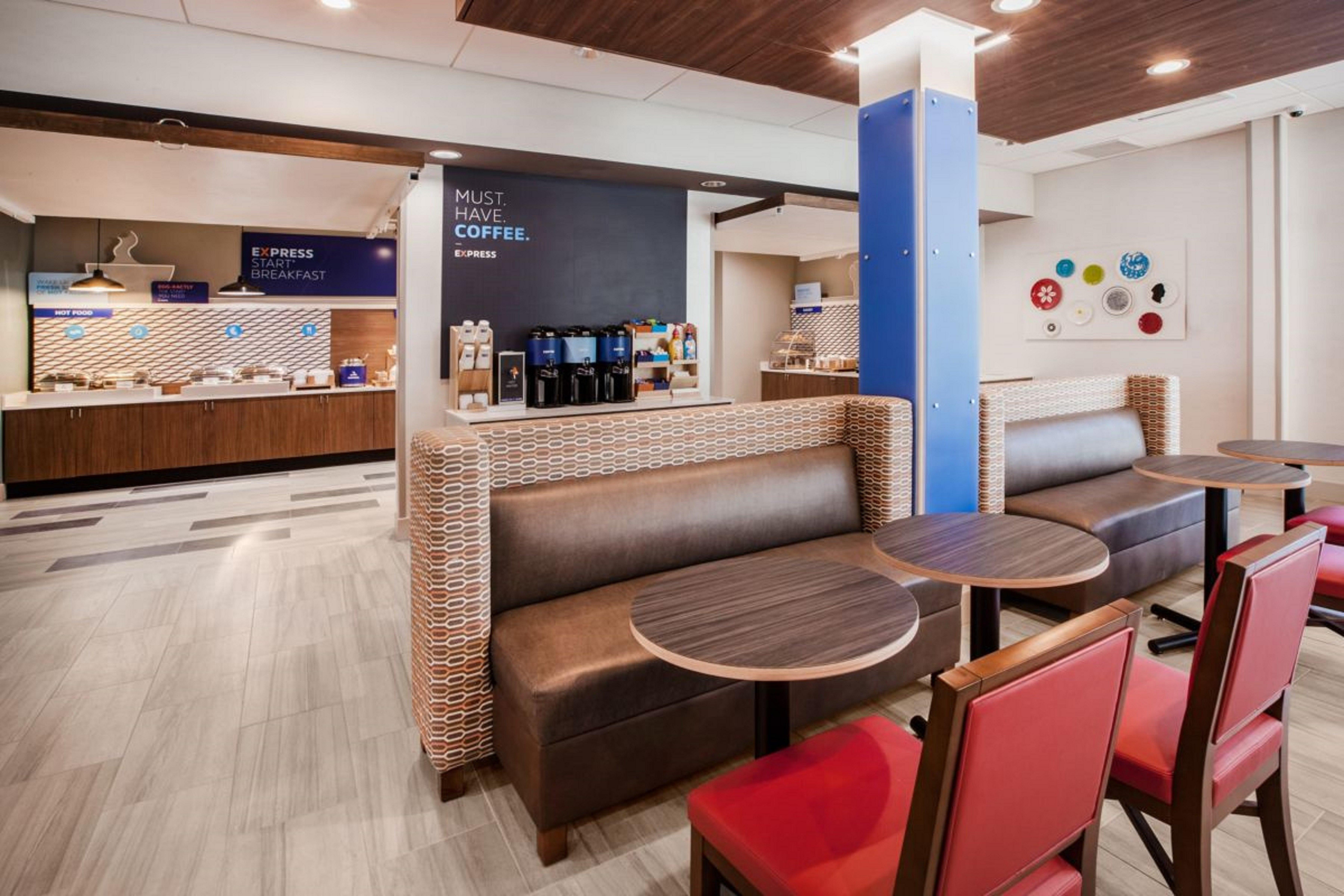 Holiday Inn Express & Suites - Detroit North - Roseville By Ihg Exterior photo