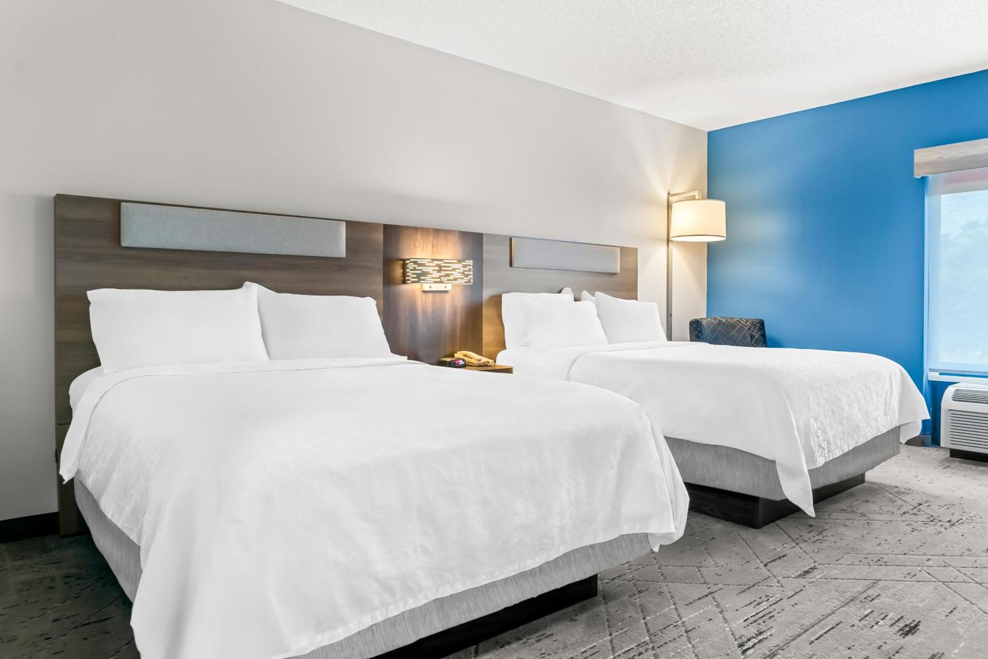 Holiday Inn Express & Suites - Detroit North - Roseville By Ihg Exterior photo