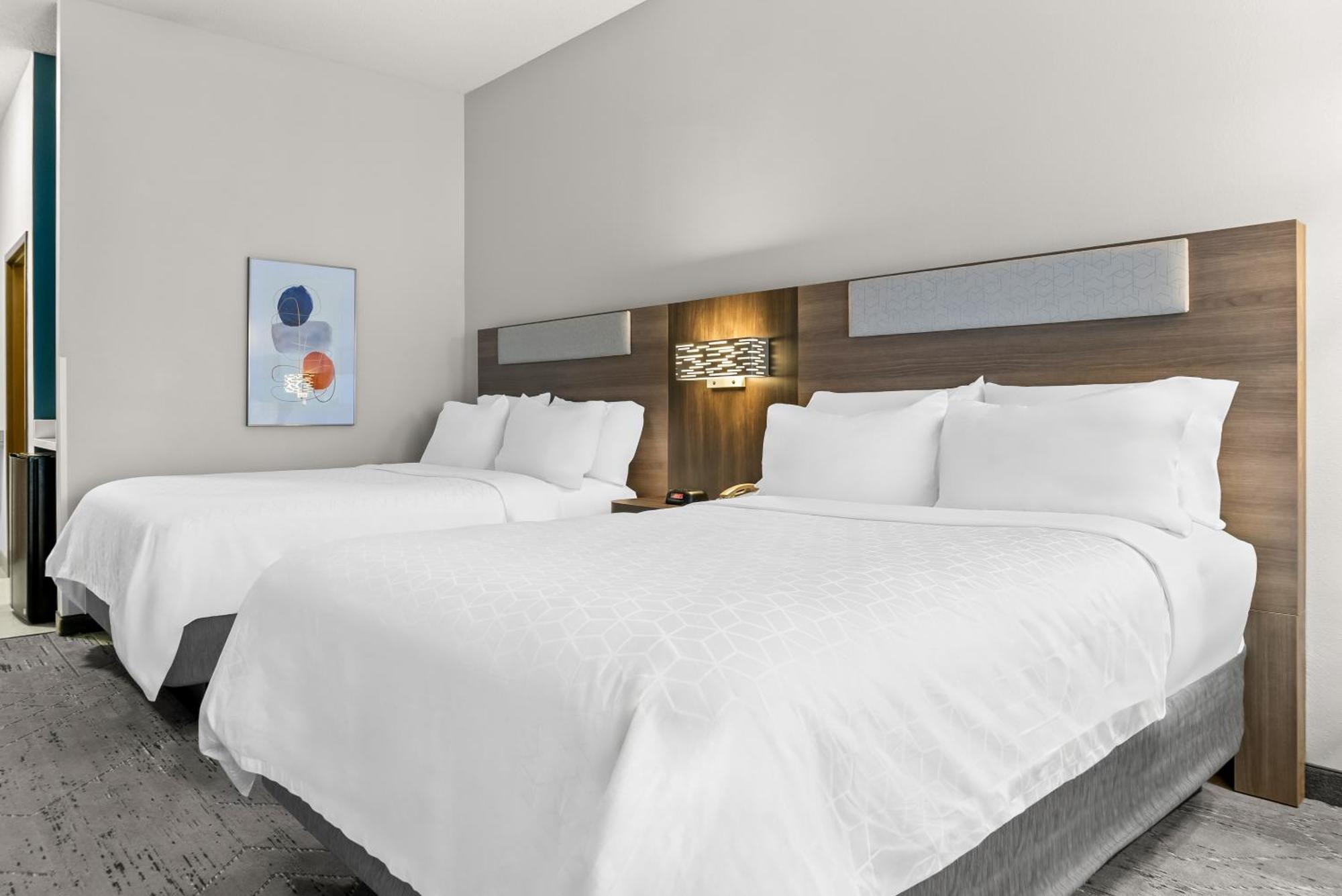 Holiday Inn Express & Suites - Detroit North - Roseville By Ihg Exterior photo