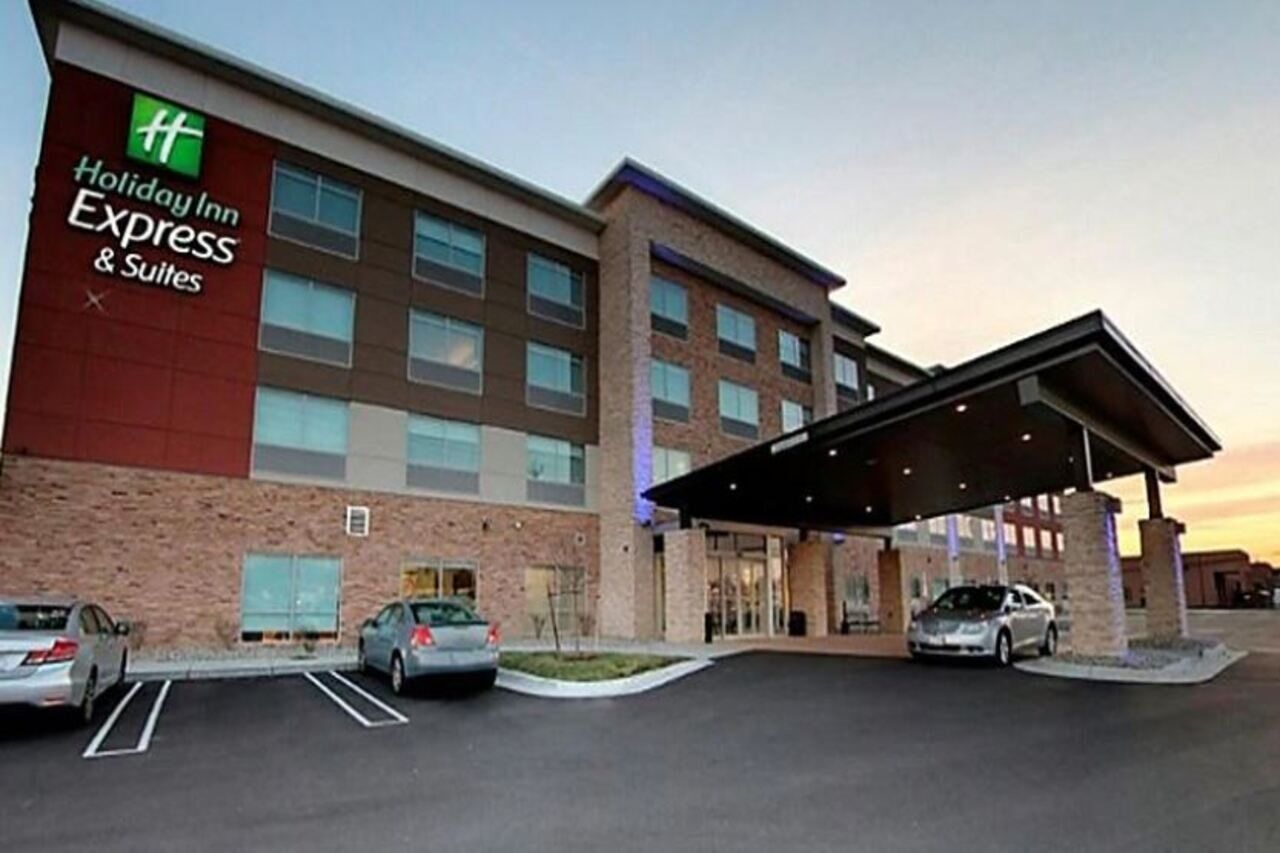 Holiday Inn Express & Suites - Detroit North - Roseville By Ihg Exterior photo
