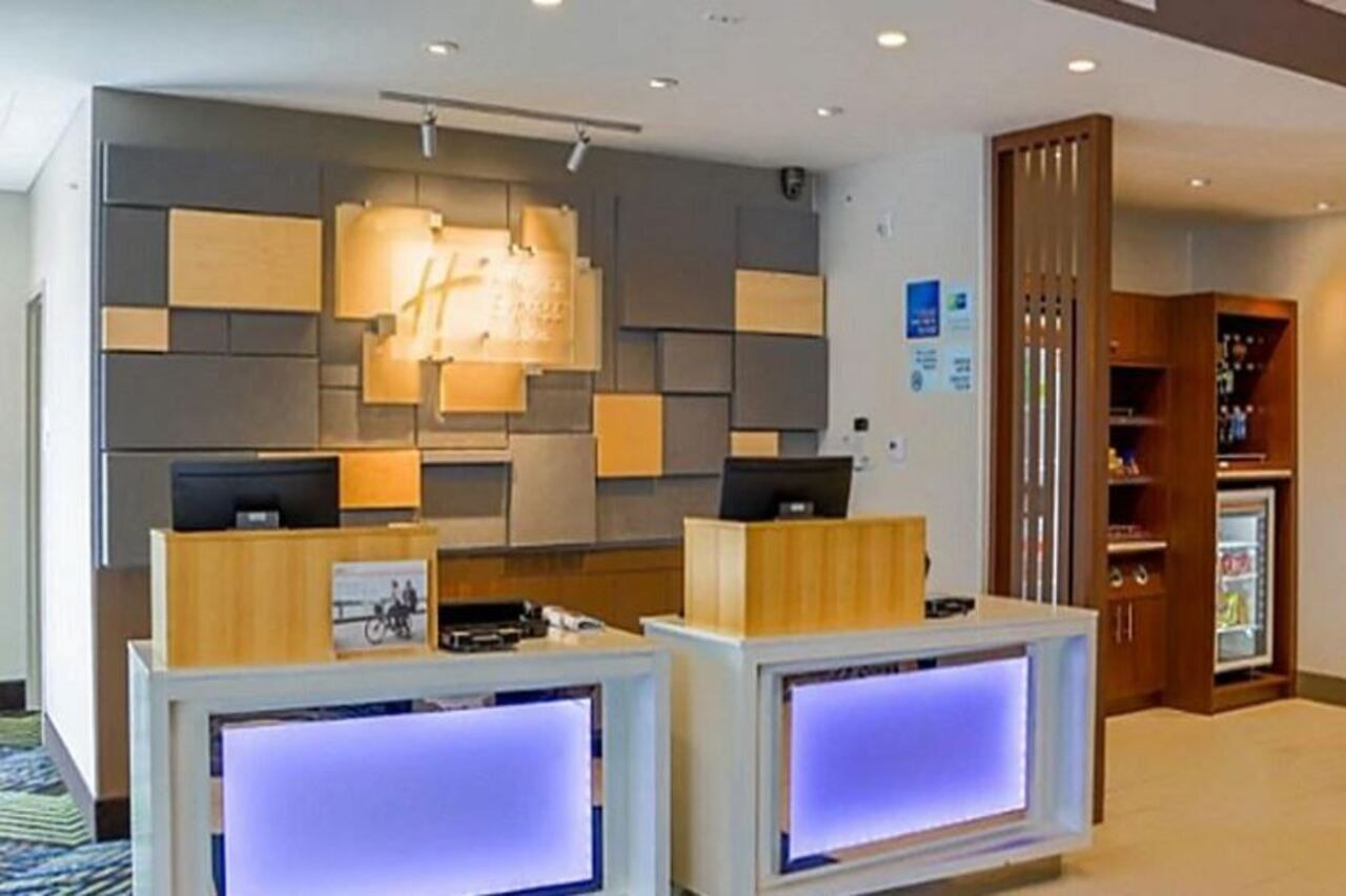 Holiday Inn Express & Suites - Detroit North - Roseville By Ihg Exterior photo