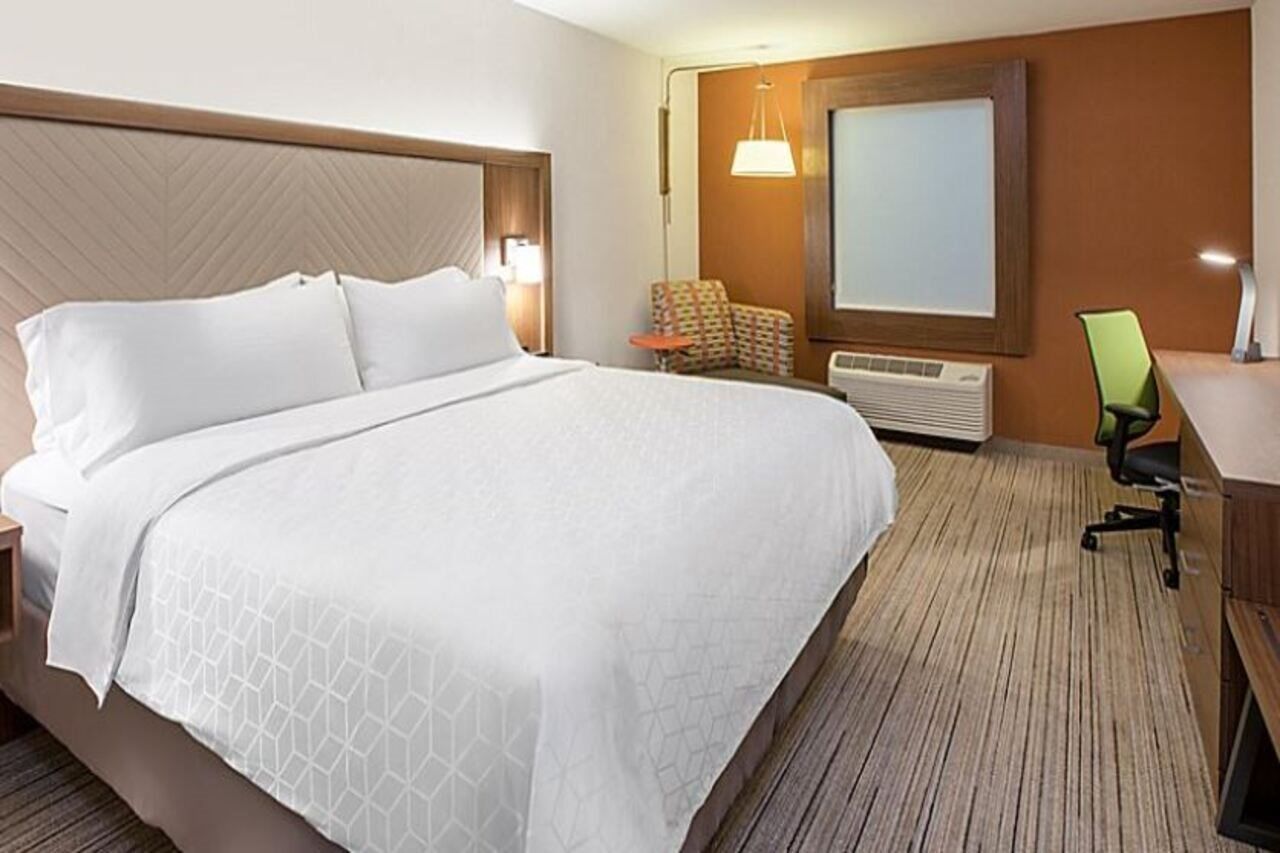 Holiday Inn Express & Suites - Detroit North - Roseville By Ihg Exterior photo